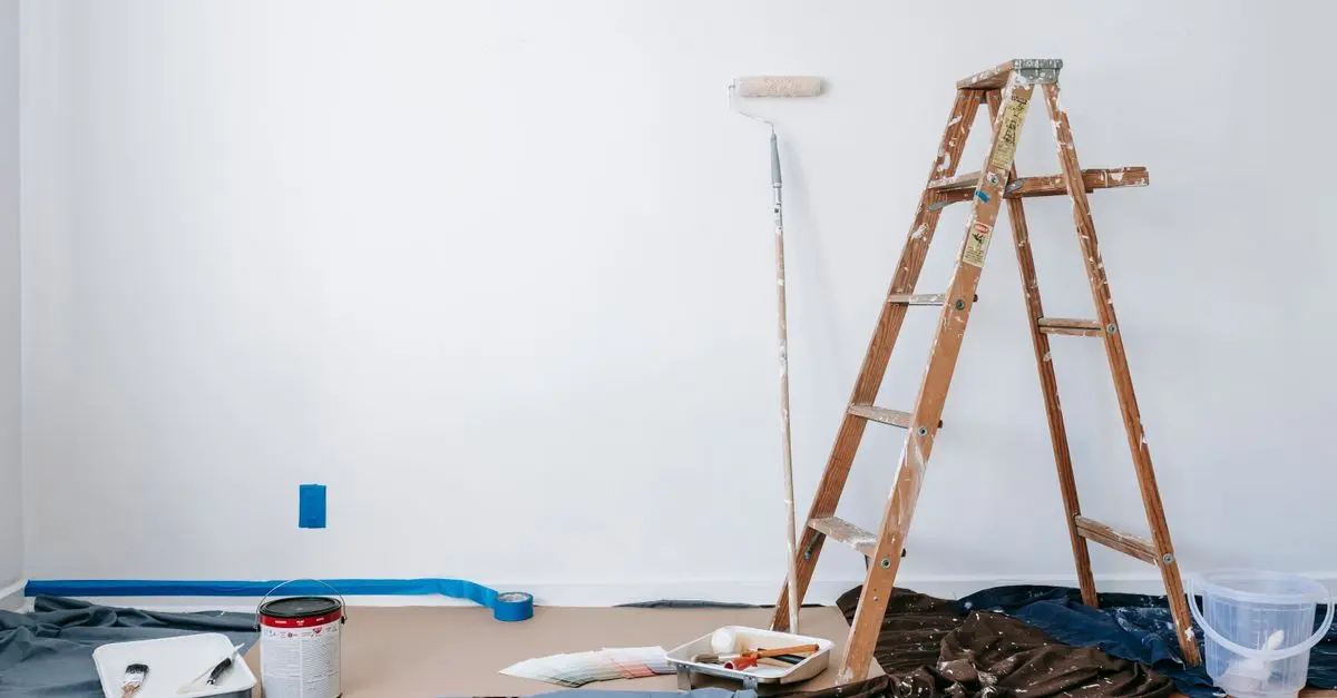 Obra de ampliación de una casa con planos y materiales de construcción