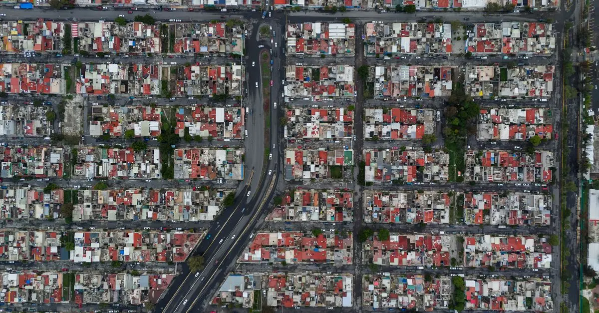 Vista de una ciudad mediana en México con casas accesibles