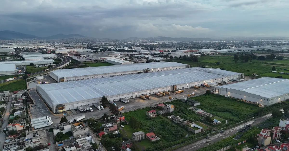 Comparación visual entre un edificio de oficinas comercial y un conjunto residencial en México