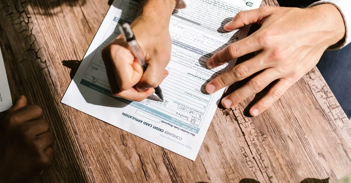 Pareja revisando documentos y contrato de copropiedad de una casa en México