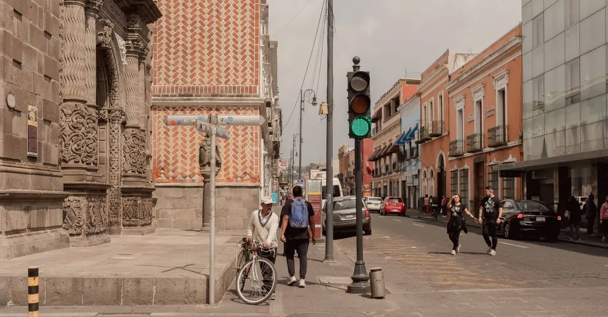 Vista de una calle residencial en la Ciudad de México con edificios de departamentos