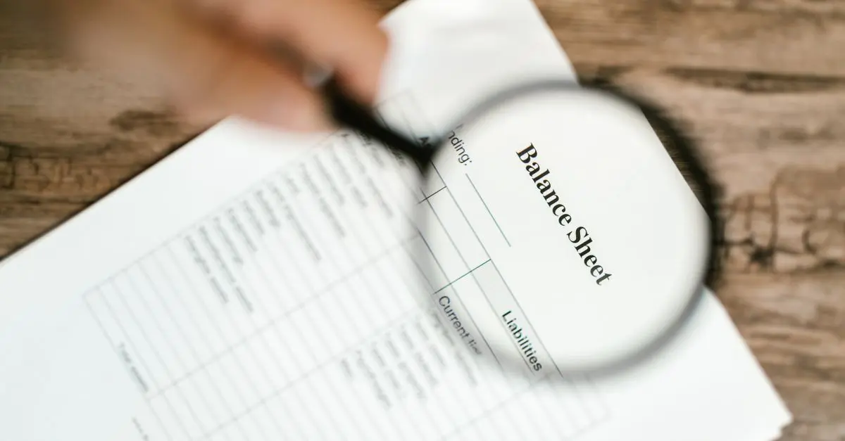 Persona revisando documentos para evitar un fraude inmobiliario