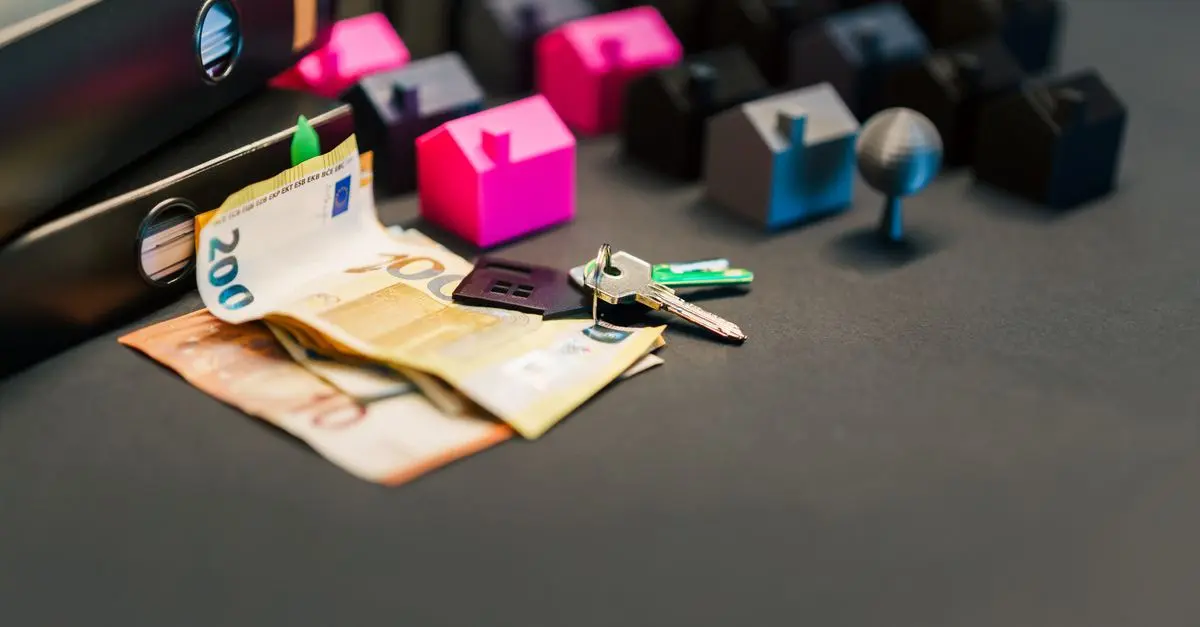 Calculadora y documentos con los gastos de comprar una casa
