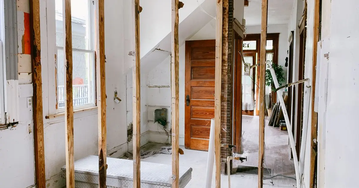 Cocina remodelada con acabados modernos que aumenta el valor de una casa