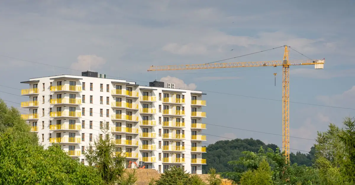 Planos y permisos de construcción sobre una mesa en obra