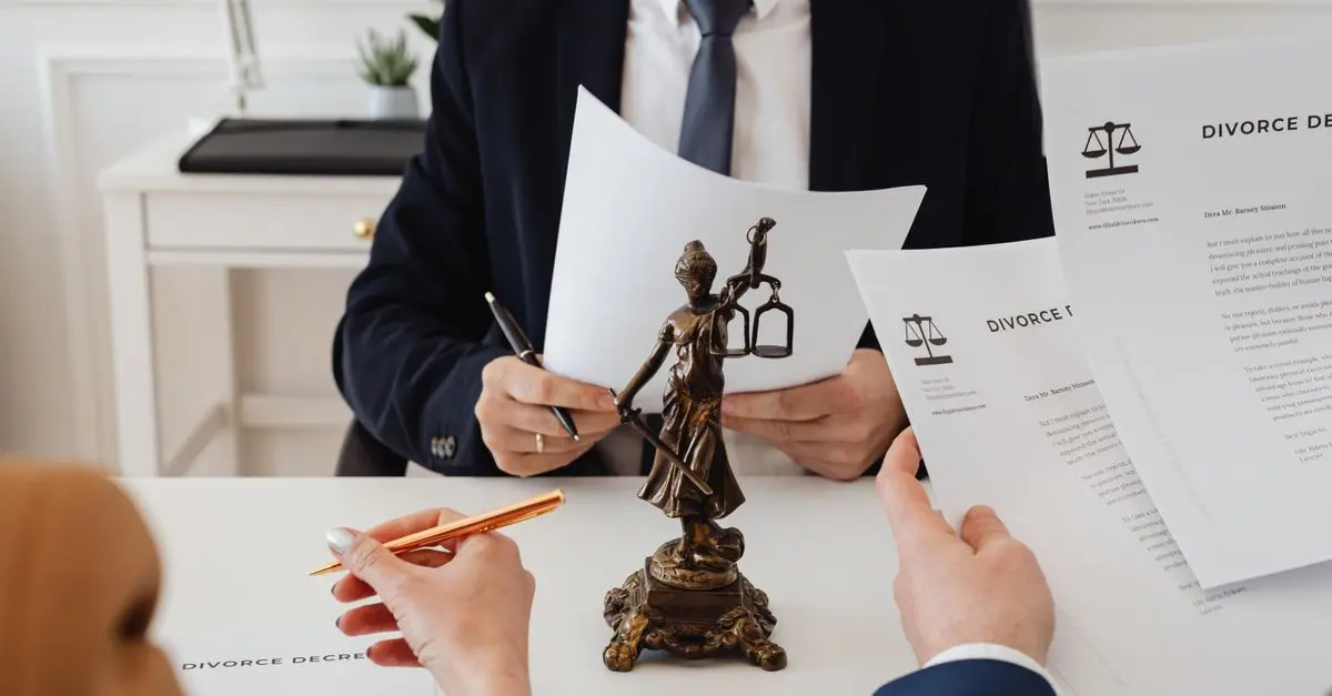 Abogado revisando la situación legal de una propiedad